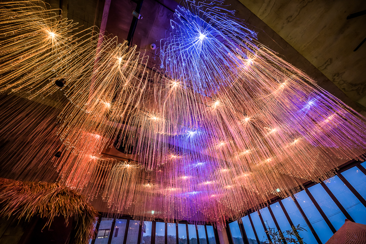 물결 천장 조명 — moon115 카페