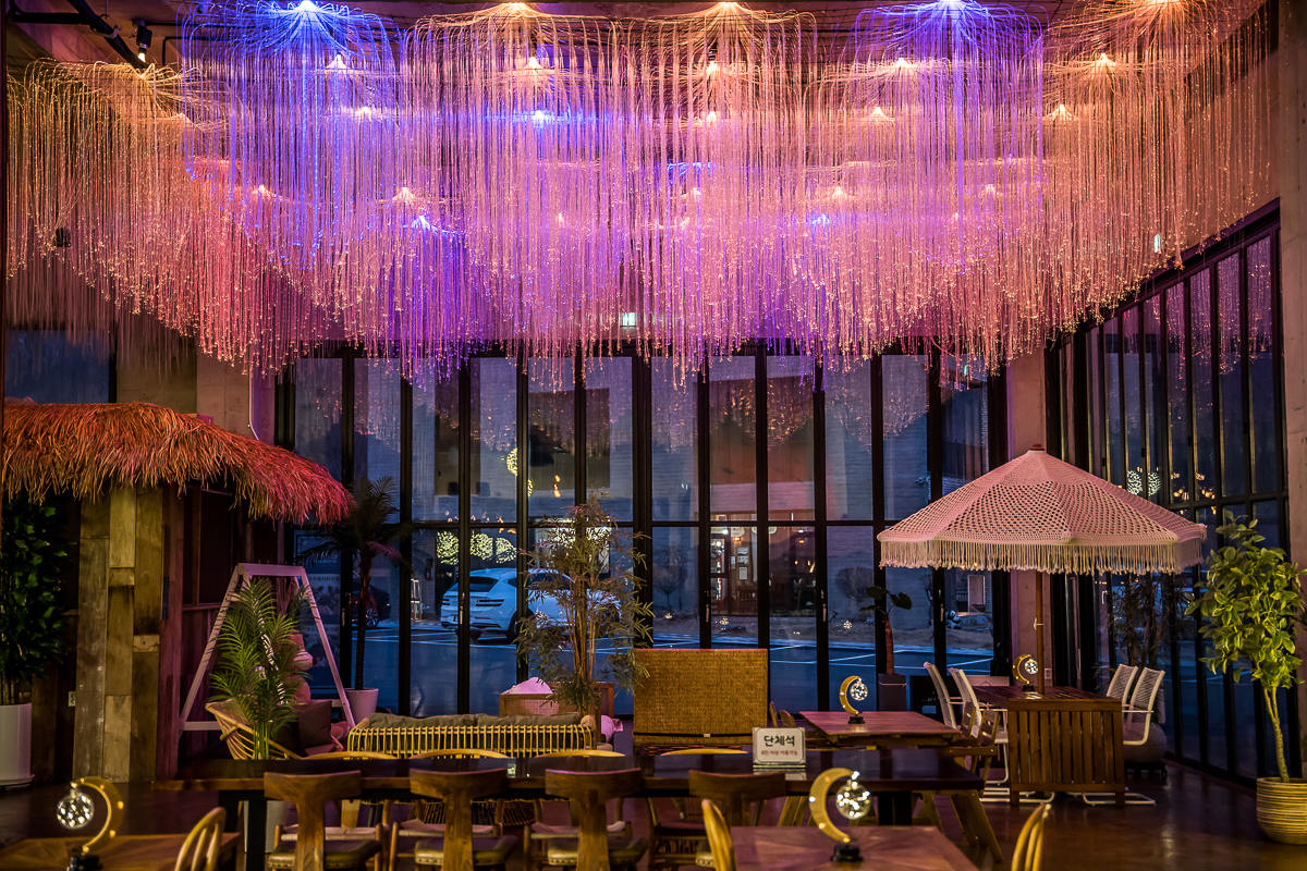 물결 조명 디테일 — 용인 대형카페