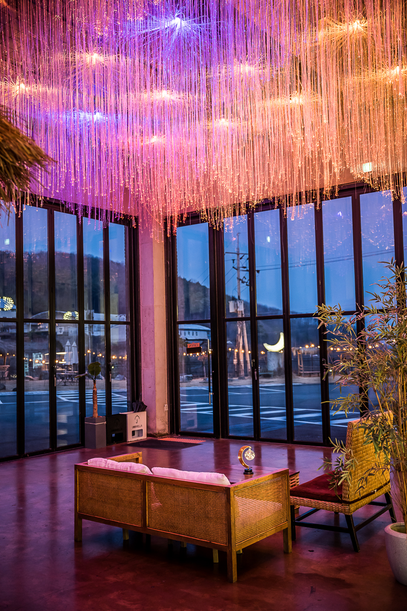 물결 천장 조명 세로 뷰 — 문115