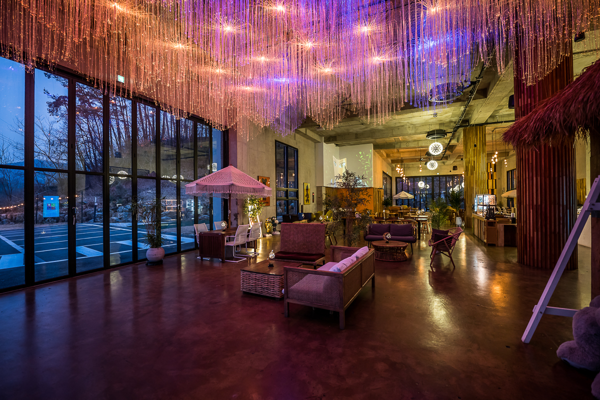 초저녁 실내 전경 — moon115 카페