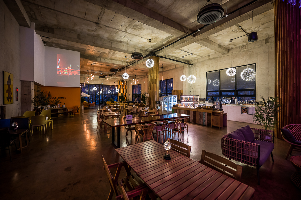 문115 카페 저녁 실내 전경 4