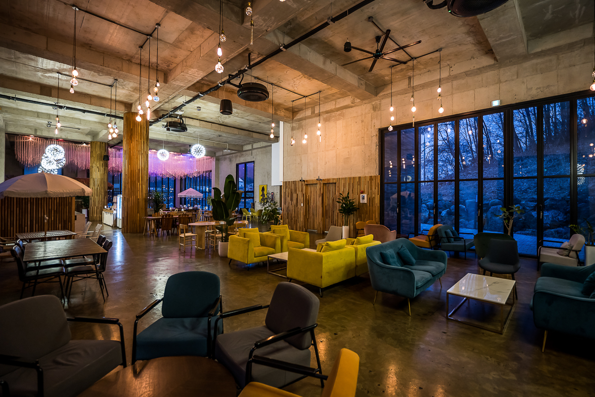 문115 카페 저녁 실내 전경 5