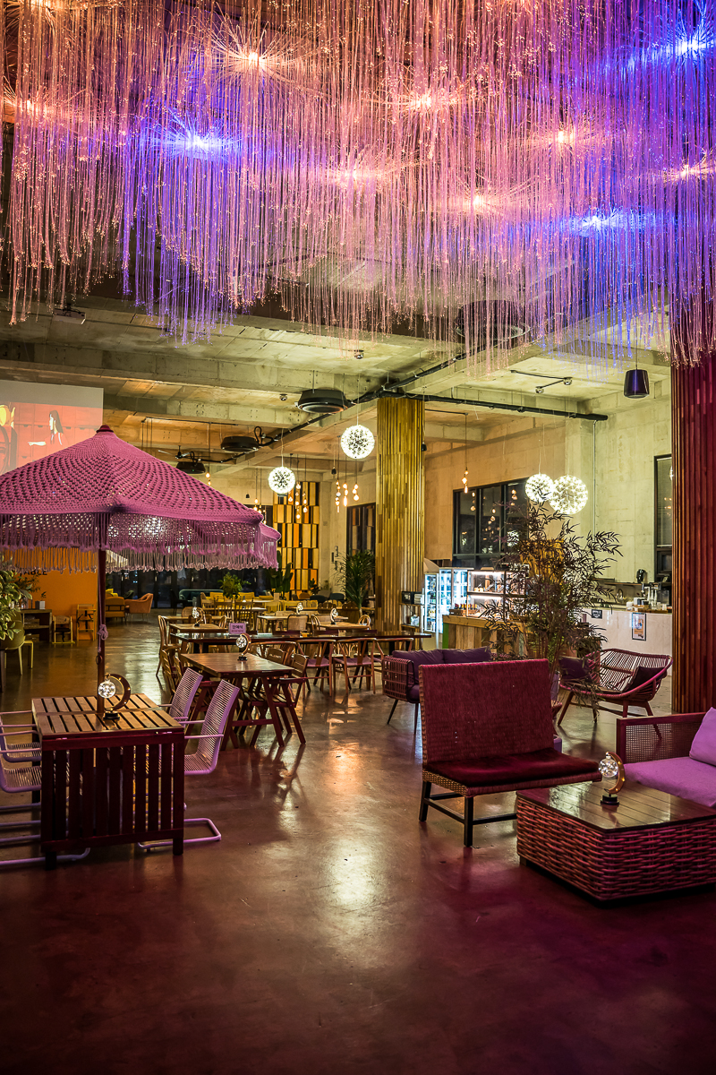 문115 카페 저녁 실내 세로 전경