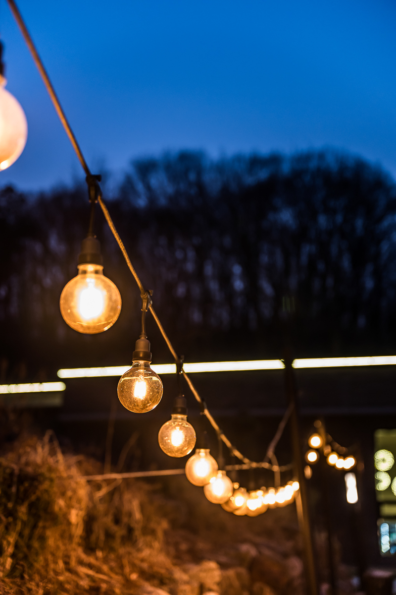 야외 전구 조명 전경 — moon115